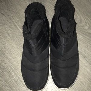 Black winter boots, lined